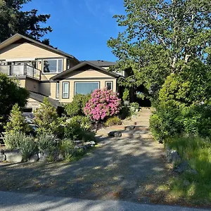 Quiet Neighborhood, Just A Short Drive To Downtown , Victoria Canada
